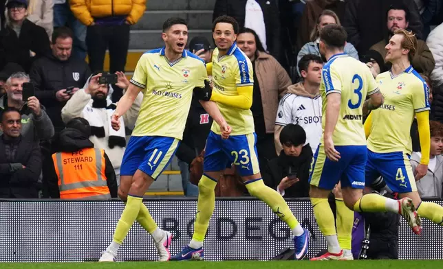 Southampton's Ross Stewart, left, celebrates scoring during the English FA Cup fifth round soccer match between Fulham and Southampton in London, Sunday March 8, 2026. (John Walton/PA via AP)