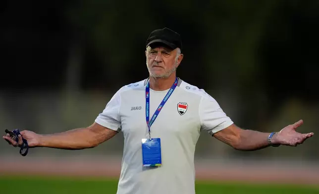 Iraq's coach Graham Arnold gestures during a training session ahead of a World Cup 2026 qualifying soccer match against Bolivia in Monterrey, Mexico, Monday, March 30, 2026. (AP Photo/Fernando Llano)