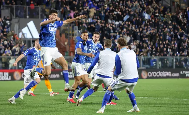 Como's Diego Carlos celebrates after scoring his side's second goal during the Serie A soccer match between Como and Roma in Como, Italy, Sunday, March 15, 2026 (Photo by Antonio Saia/LaPresse via AP)