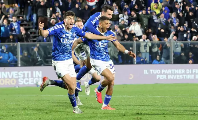 Como's Diego Carlos celebrates after scoring his side's second goal during the Serie A soccer match between Como and Roma in Como, Italy, Sunday, March 15, 2026 (Photo by Antonio Saia/LaPresse via AP)