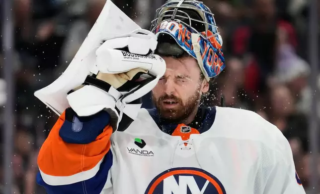 New York Islanders goaltender Ilya Sorokin splashes water on his face in the second period of an NHL hockey game against the Columbus Blue Jackets in Columbus, Ohio, Saturday, Feb. 28, 2026. (AP Photo/Sue Ogrocki)