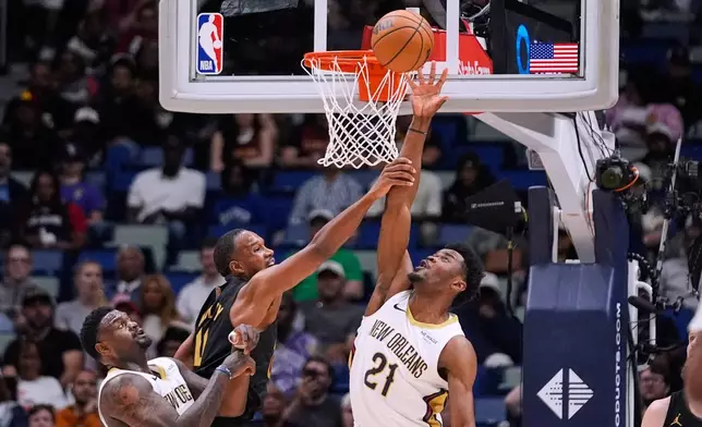 New Orleans Pelicans center Yves Missi (21) and Cleveland Cavaliers center Evan Mobley battle under the basket in the first half of an NBA basketball game, Saturday, March 21, 2026, in New Orleans. (AP Photo/Gerald Herbert)