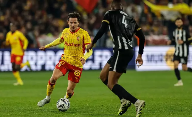 Lens' Thauvin Florian control the ball during the French League One soccer game between Lens and Angers, Friday, March 20,2 026, in Lens, France. (AP Photo/Jean-Francois Badias)