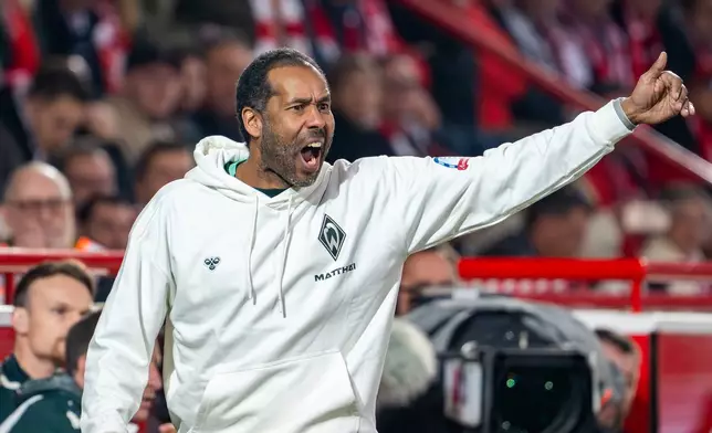 Bremen's coach Daniel Thioune shouts instructions from the touchline during the German Bundesliga soccer game between Union Berlin and Werder Bremen in Berlin, Germany, Sunday, March 8, 2026. (Soeren Stache/dpa via AP)