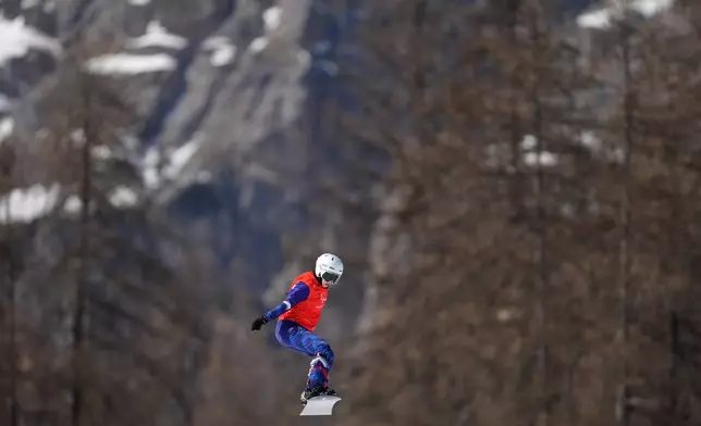 Cecile Hernandez, of France,competes in a women's snowboard cross SB-LL2 semifinal at the 2026 Winter Paralympics, in Cortina d'Ampezzo, Italy, Sunday, March 8, 2026. (AP Photo/Evgeniy Maloletka