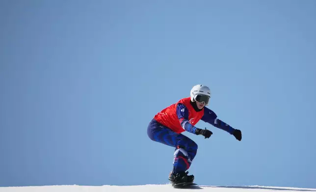 Cecile Hernandez, of France, competes in a women's snowboard cross SB-LL2 semifinal at the 2026 Winter Paralympics, in Cortina d'Ampezzo, Italy, Sunday, March 8, 2026. (AP Photo/Emilio Morenatti)