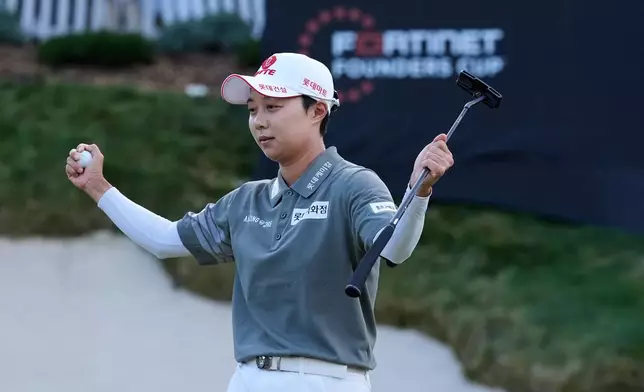 Hyo Joo Kim, of South Korea, celebrates on the 18th green after winning the LPGA Fortinet Founders Cup golf tournament, Sunday, March 22, 2026, in Menlo Park, Calif. (AP Photo/Godofredo A. Vásquez)