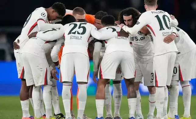 Chelsea players prepare for the second half of the first leg of the Champions League round of 16 soccer match between Paris Saint-Germain and Chelsea, in Paris, Wednesday, March 11, 2026. (AP Photo/Michel Euler)