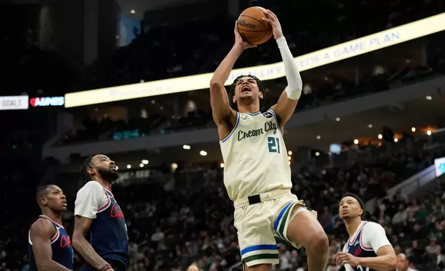 Milwaukee Bucks' Ousmane Dieng (21) shoots during the second half of an NBA basketball game against the LA Clippers, Sunday, March 29, 2026, in Milwaukee. (AP Photo/Aaron Gash)