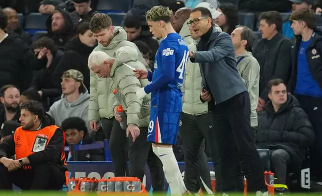 Chelsea's head coach Liam Rosenior talks to Chelsea's Alejandro Garnacho during the Champions League soccer match between Chelsea and Paris Saint-Germain in London, England, Tuesday, March 17, 2026. (AP Photo/Kin Cheung)