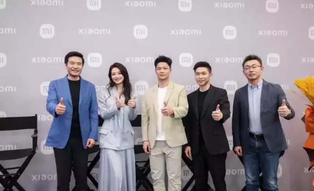 Mr. Su Bingtian (middle) and Ms. Shu Qi (second from the left) have become the brand's ambassadors. Photo source: Lei Jun's weibo