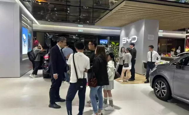 The team is going all out, aiming to help all prospective electric vehicle owners successfully "catch the last train" before the scheme deadline. Photo source: BYD HK
