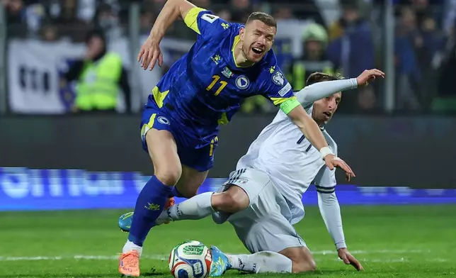 Bosnia's Edin Dzeko, left, is challenged by Italy's Davide Frattesi during the World Cup qualifying playoff final soccer match between Bosnia and Italy in Zenica, Bosnia, Tuesday, March 31, 2026. (AP Photo/Armin Durgut)
