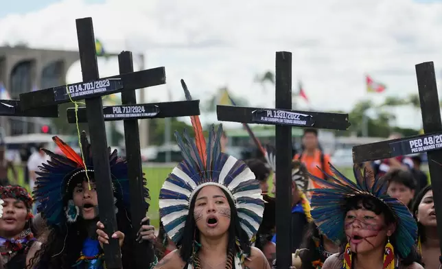 Indigenous protesters march during the annual "Acampamento Terra Livre," or Free Land Encampment, Brazil's largest annual Indigenous mobilization that focuses on land rights and environmental protection, in Brasilia, Brazil, Tuesday, April 7, 2026. (AP Photo/Eraldo Peres)