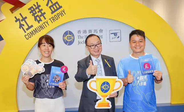 Club Chairman The Hon Martin Liao (centre), together with JC Fit City participant Yui (right) and JC Fit City project partner representative Lily Tse (left) pose for a photo. Yui shared that the JC Fit City project helped him break the “sport-zero” habit and significantly improve his health.