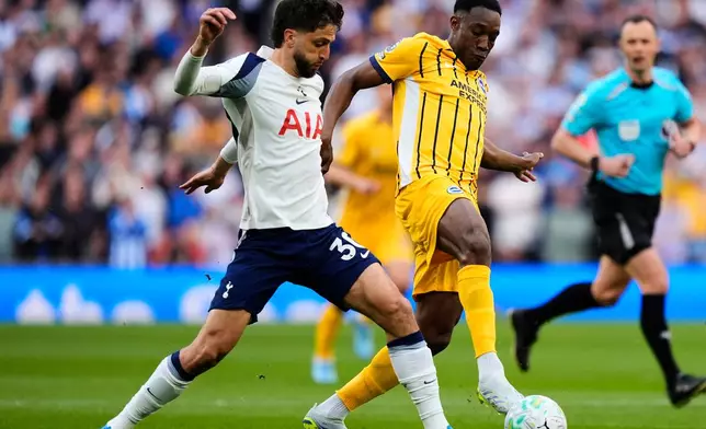 Tottenham Hotspur's Rodrigo Bentancur, left, and Brighton and Hove Albion's Danny Welbeck battle for the ball during their English Premier League soccer match in London, Saturday, April 18, 2026. (Jordan Pettitt/PA via AP)