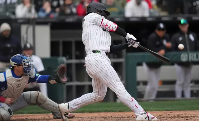 Chicago White Sox's Munetaka Murakami (5) hits a two-run home run during the sixth inning of a baseball game against the Toronto Blue Jays, Saturday, April 4, 2026, in Chicago. (AP Photo/Erin Hooley)