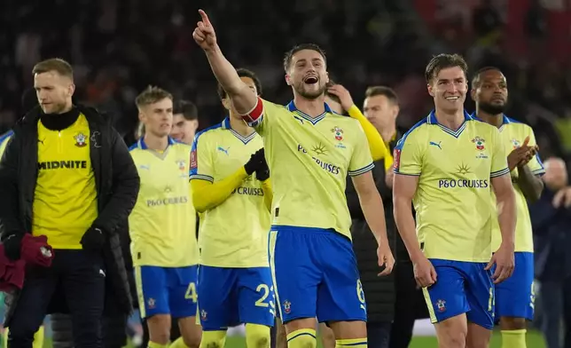 Southampton's team players celebrate after the English FA Cup quaterfinal soccer match between Southampton and Arsenal in Southampton, England, Saturday, April 4, 2026. (AP Photo/Dave Shopland)