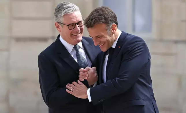 French President Emmanuel Macron, right, greets British Prime Minister Keir Starmer during their meeting at the Elysee Presidential Palace, Paris, April 17, 2026. (Tom Nicholson/Pool Photo via AP)