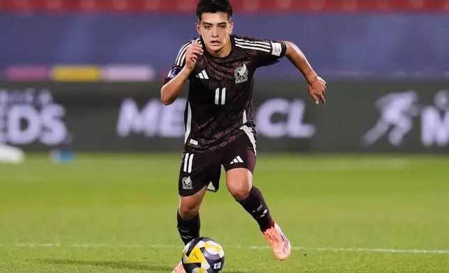 FILE - Mexico's Gilberto Mora controls the ball during a FIFA U-20 World Cup quater-final soccer match against Argentina at National Stadium in Santiago, Chile, Saturday, Oct. 11, 2025. (AP Photo/Esteban Felix, File)