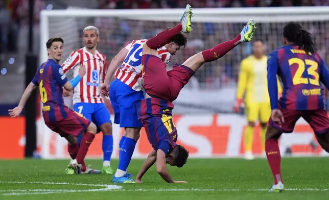 Barcelona's Eric Garcia, center right, and Atletico Madrid's Julian Alvarez challenge for the ball during the Champions League quarterfinal second leg soccer match between Atletico Madrid and Barcelona in Madrid, Spain, Tuesday, April 14, 2026. (AP Photo/Manu Fernandez)
