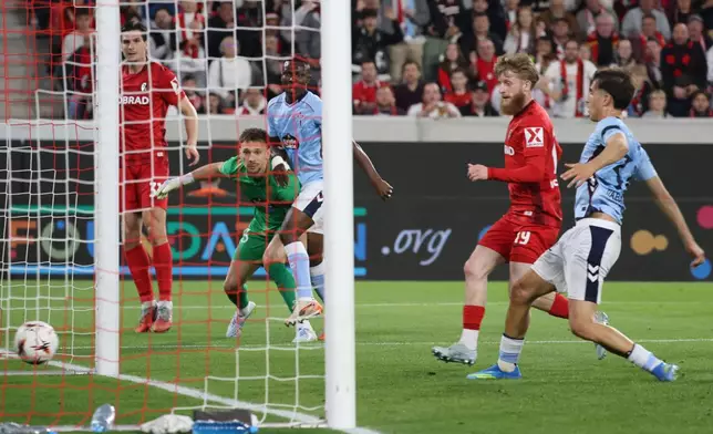 Freiburg's Jan-Niklas Beste, 2nd right, scores during the Europa League quarterfinal first leg soccer match between SC Freiburg and Celta Vigo in Freiburg, Germany, Thursday April 9, 2026. (Philipp von Ditfurth/dpa via AP)
