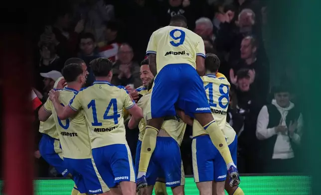 Southampton's team players celebrate after Shea Charles scored his side's second goal during the English FA Cup quaterfinal soccer match between Southampton and Arsenal in Southampton, England, Saturday, April 4, 2026. (AP Photo/Dave Shopland)