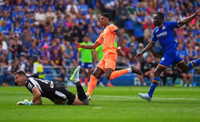 Barcelona's Marcus Rashford, center, scores his side's 2nd goal during the Spanish La Liga soccer match between Getafe and Barcelona in Getafe, Spain, Saturday, April 25, 2026. (AP Photo/Manu Fernandez)