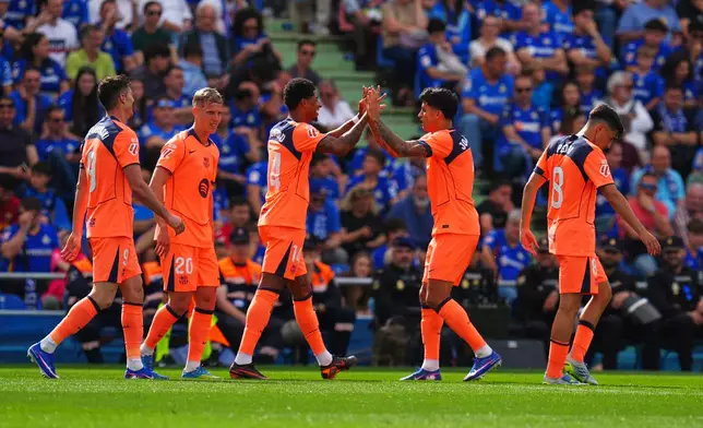 Barcelona's Marcus Rashford, third from left, is congratulated after scoring his side's 2nd goal during the Spanish La Liga soccer match between Getafe and Barcelona in Getafe, Spain, Saturday, April 25, 2026. (AP Photo/Manu Fernandez)