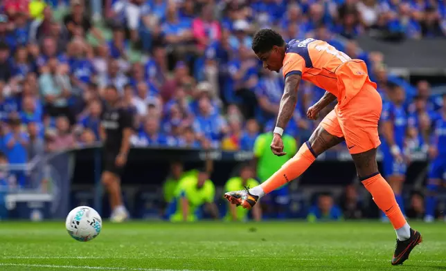 Barcelona's Marcus Rashford scores his side's 2nd goal during the Spanish La Liga soccer match between Getafe and Barcelona in Getafe, Spain, Saturday, April 25, 2026. (AP Photo/Manu Fernandez)