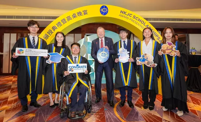Club Chief Executive Officer Winfried Engelbrecht-Bresges (centre) with JC Scholars Sunny Wong (3rd right), Winnie Pang (1st right), and Samantha Yeung (2nd right); JC STEM Early Career Research Fellow Dr Jeff Lam (1st left) and graduating JC Scholars Rex Cheuk (3rd left) and Natalie Mak (2nd left).