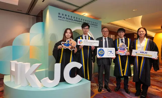 Club Chairman The Hon Martin Liao (centre) with JC Scholars Sunny Wong (2nd right), Winnie Pang (1st left), Samantha Yeung (1st right) and JC STEM Early Career Research Fellow Dr Jeff Lam (2nd left).