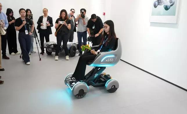 The representatives of XSTO showcased their independently developed stair-climbing robot and intelligent handling solutions to the delegation, demonstrating their competitive edge in both domestic and international markets. Photo by Bastille Post