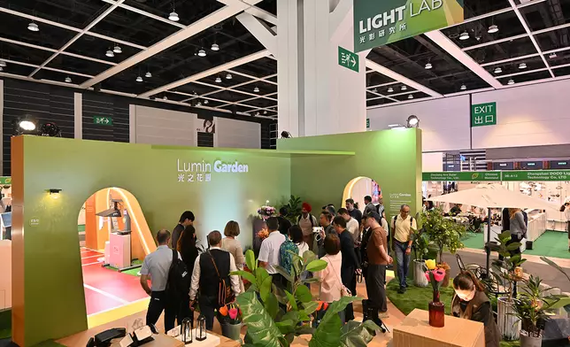 The newly introduced “Light Lab” in Hall 3 features three scenario-based designs that present a range of lighting products in an immersive manner, allowing visitors to experience the characteristics of lighting fixtures in different settings. The Lumin Garden showcases garden lighting, smart lamp posts and solar luminaires. Zhongshan Faner Lighting (Booth: 1C-B02) presents its solar ground stake lights.