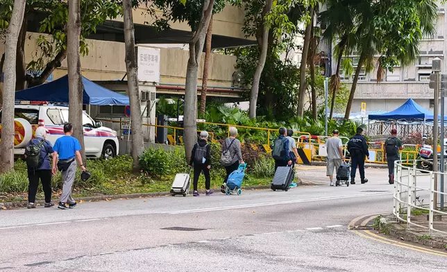 Wang Fuk residents continued to return to their units to retrieve personal belongings. Photo by Bastille Post