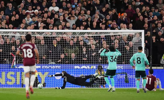 West Ham United's Taty Castellanos scores their side's second goal of the game during their English Premier League soccer match against Wolverhampton Wanderers in London, Friday, April 10, 2026. (John Walton/PA via AP)