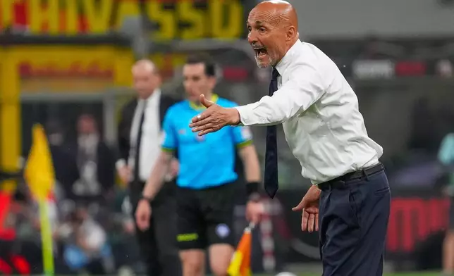 Juventus's coach Luciano Spalletti shouts instructions to his players during a Serie A soccer match between AC Milan and Juventus, in Milan, Italy, Sunday, April 26, 2026. (Alessio Morgese/LaPresse via AP)
