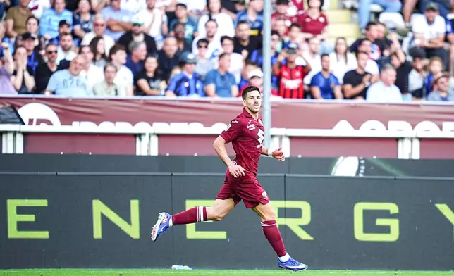 Torino's Giovanni Simeone celebrates after scoring his side's first goal during a Serie A soccer match between Torino and Inter Milan, in Turin, Italy, Sunday, April 26, 2026. (Marco Alpozzi/LaPresse via AP)