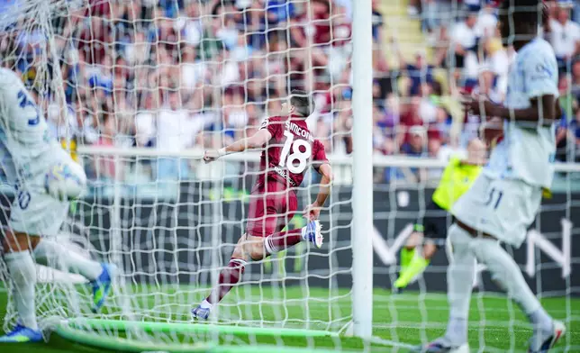 Torino's Giovanni Simeone, center, celebrates after scoring his side's first goal during a Serie A soccer match between Torino and Inter Milan, in Turin, Italy, Sunday, April 26, 2026. (Marco Alpozzi/LaPresse via AP)