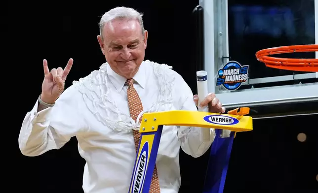 Texas head coach Vic Schaefer celebrates after beating Michigan during the Elite Eight of the NCAA college basketball tournament, Monday, March 30, 2026, in Fort Worth, Texas. (AP Photo/Tony Gutierrez)