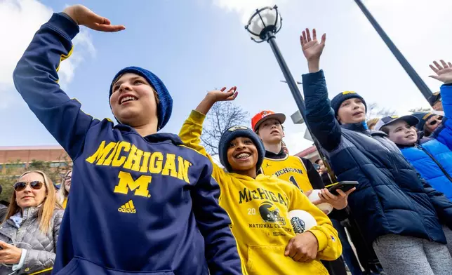 Michigan basketball fans cheer during a parade celebrating their national championship win in the NCAA college basketball tournament , Saturday, April 11, 2026, in Ann Arbor, Mich. ( Devin Anderson-Torrez/Ann Arbor News via AP)