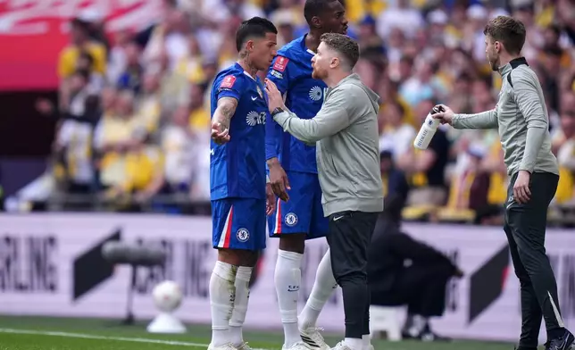 Chelsea's interim manager Calum McFarlane speaks with Chelsea's Enzo Fernandez during the FA Cup semifinal soccer match between Chelsea and Leeds in London, England, Sunday, April 26, 2026. (AP Photo/Alastair Grant)