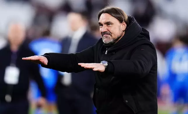 Leeds United manager Daniel Farke celebrates after the English FA Cup quarterfinal soccer match between West Ham United and Leeds United, in London, Sunday April 5, 2026. (John Walton/PA via AP)