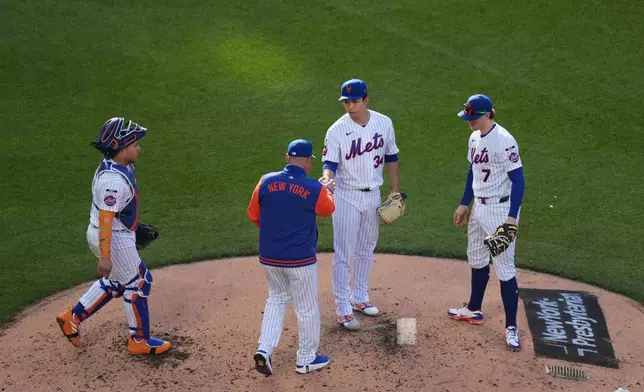 New York Mets pitcher Kodai Senga, second from right, is pulled from the game during the third inning of the second baseball game of a doubleheader against the Colorado Rockies, Sunday, April 26, 2026, in New York. (AP Photo/Seth Wenig)