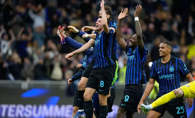 Inter Milan's Petar Sucic celebrates after scoring his side's third goal during the Italian Cup, return-leg soccer match between Inter Milan and Como, in Milan, Italy, Tuesday, April 21, 2026. (AP Photo/Luca Bruno)
