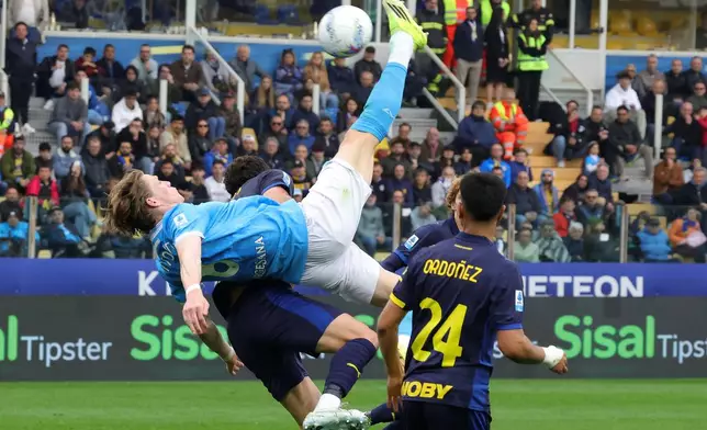 Napoli's Scott McTominay attempts an overhead kick during the Serie A soccer match between Parma and Napoli, in Parma, Italy, Sunday, April 12, 2026. (Alberto Mariani/LaPresse via AP)