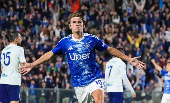 Como's Nicolas Paz celebrates after scoring his side's second goal during the Serie A soccer match between Como and Inter, in Como, Italy, Sunday, April 12, 2026. (Alessio Morgese/LaPresse via AP)