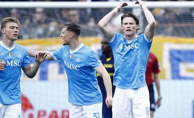 Napoli's Scott McTominay, right, celebrates after scoring the equalizing goal during the Serie A soccer match between Parma and Napoli, in Parma, Italy, Sunday, April 12, 2026. (Alberto Mariani/LaPresse via AP)