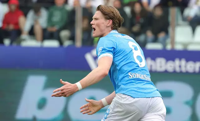 Napoli's Scott McTominay during the Serie A soccer match between Parma and Napoli, in Parma, Italy, Sunday, April 12, 2026. (Alberto Mariani/LaPresse via AP)