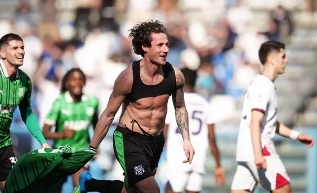 Sassuolo's Andrea Pinamonti celebrates scoring their side's second goal of the game during the Serie A soccer match between Sassuolo and Cagliari in Reggio Emilia, Italy, Saturday, April 4, 2026. (Massimo Paolone/LaPresse via AP)